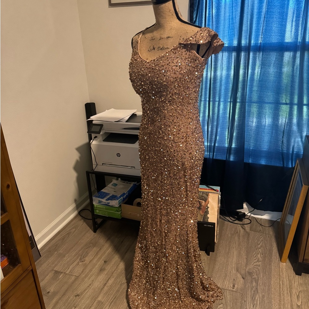 Stunning dress,
Perfect for the Holidays
Brand New